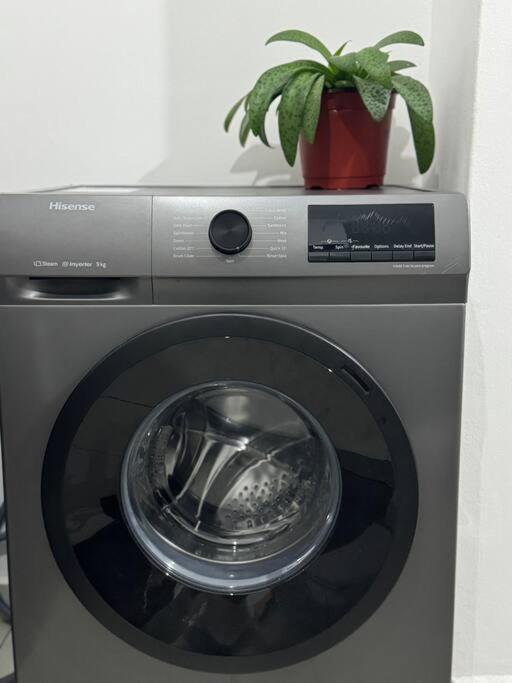 Apartmán Comfy 2-bedroom Apt, 10mins Walk To - Gbhc5