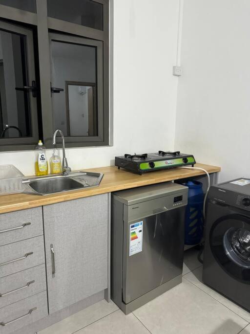 Comfy 2-bedroom Apt, 10mins Walk To - Gbhc5 *